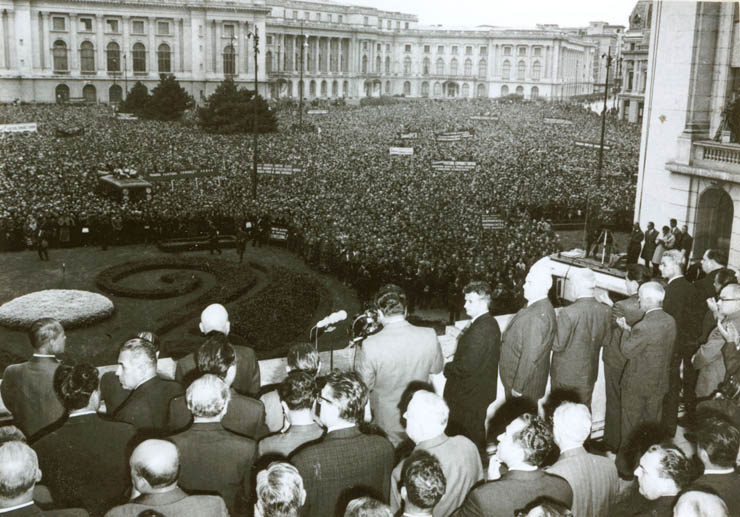 Adunarea populaţiei din Capitală, în Piaţa Palatului Republicii, în prezenţa conducătorilor de partid şi de stat, aflaţi la balconul sediului C.C. al P.C.R., în legătură cu poziţia P.C.R. faţă de evenimentele din Cehoslovacia. (21 august 1968)