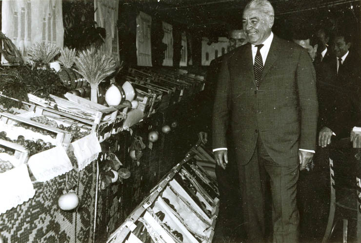 Ion Gh. Maurer, cu prilejul vizitei în judeţul Mureş, la o expoziţie agricolă din Tg. Mureş. (30 august 1968)