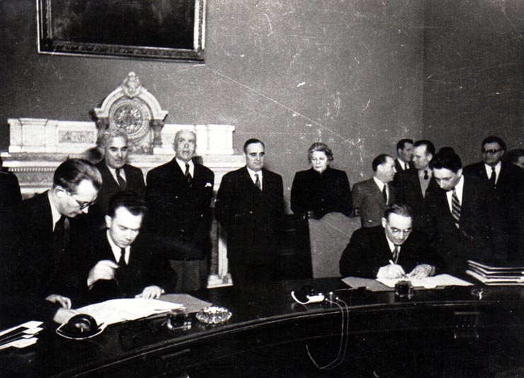 Solemnitatea semnării la Consiliul de Miniştri a protocoalelor pentru dezvoltarea Societăţilor Sovieto-Române. (Din partea sovietică semnează Iatrov). Au asistat Gh. Gh.-Dej, Petru Groza, Chivu Stoica, S. I. Kavtaradze, Ana Pauker, Teohari Georgescu, Miron Constantinescu. (20 febr. 1950)