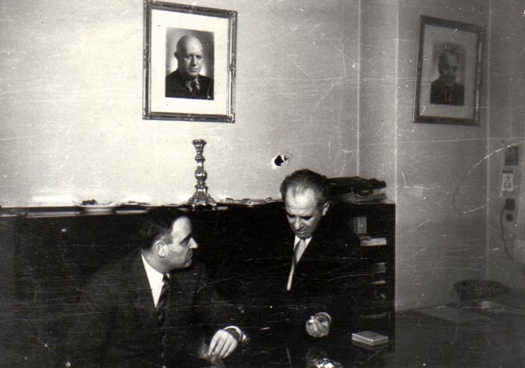 Gh. Gh.-Dej se întreţine cu B. Manolov, ambasadorul Bulgariei, la ceaiul oferit de acesta, cu prilejul săptămânii prieteniei româno-bulgare. (7 martie 1950)