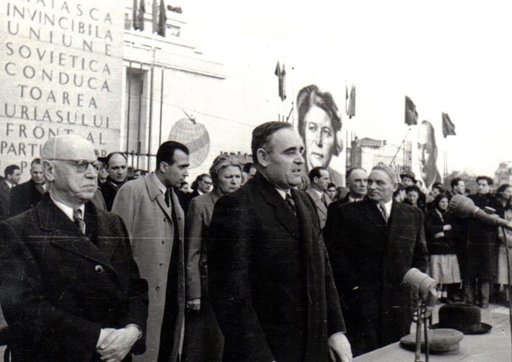 Gh. Gh.-Dej rostindu-şi cuvântarea la mitingul din Piaţa Victoriei, organizat cu prilejul sărbătoririi zilei internaţionale a femeii. În tribună se mai află: C.I. Parhon, Ana Pauker, Chivu Stoica, Vasile Luca, Alex. Drăghici, Lothar Rădăceanu, Al. Moghioroş.(8 martie 1950)