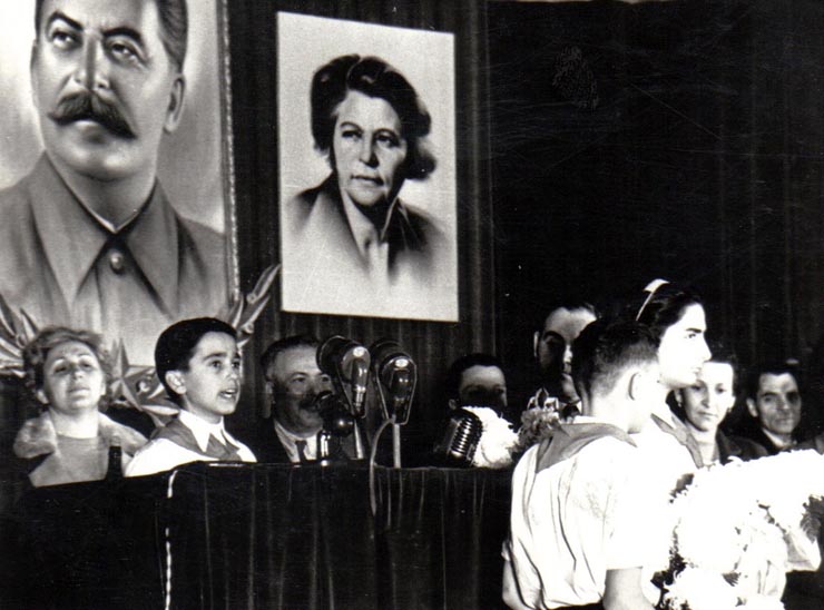 O delegaţie de pionieri înmânează lui Gh. Gh.-Dej un buchet de flori la marele miting de la Atelierele I.T.B. Floreasca, cu prilejul alegerilor din 3 decembrie 1950.(1 decembrie 1950)