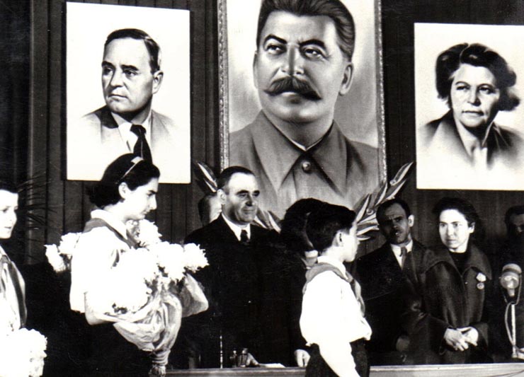 O delegaţie de pionieri înmânează lui Gh. Gh.-Dej un buchet de flori la marele miting de la Atelierele I.T.B. Floreasca, cu prilejul alegerilor din 3 decembrie 1950. (1 decembrie 1950)