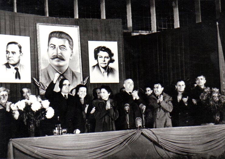 Gh. Gh.-Dej vorbind la marele miting de la Atelierele I.T.B. Floreasca, cu prilejul alegerilor din 3 decembrie 1950. În imagine se mai vede Gh. Stoica. (1 decembrie 1950) 