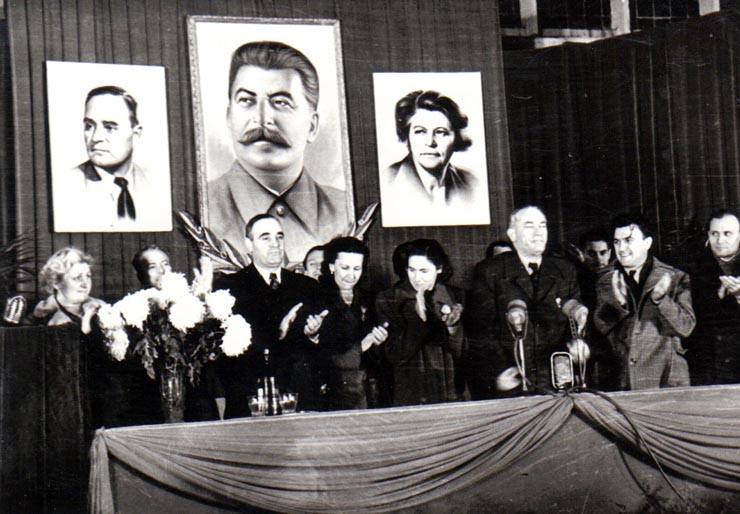 Gh. Gh.-Dej în prezidiu, la marele miting de la Atelierele I.T.B. Floreasca, cu prilejul alegerilor din 3 decembrie 1950. În imagine se mai vede Gh. Stoica. (1 decembrie 1950)