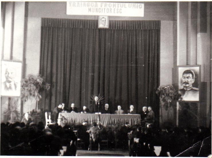 Gh.Gh. Dej, Chivu Stoica, I. Gh. Maurer şi alte persoane în prezidiu, la lucrările Congresului Uniunii Sindicale C.F.R. care a avut loc în Sala Mare a Clubului de pe stadionul Giuleşti.(20 ianuarie 1945)