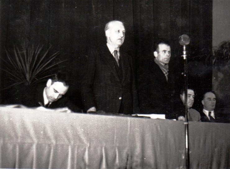 Gh.Gh. Dej, Chivu Stoica, I. Gh. Maurer şi alte persoane în prezidiu, la lucrările Congresului Uniunii Sindicale C.F.R. care a avut loc în Sala Mare a Clubului de pe stadionul Giuleşti (ing. G. Nicolau, Lotar Rădăceanu).(20 ianuarie 1945)
