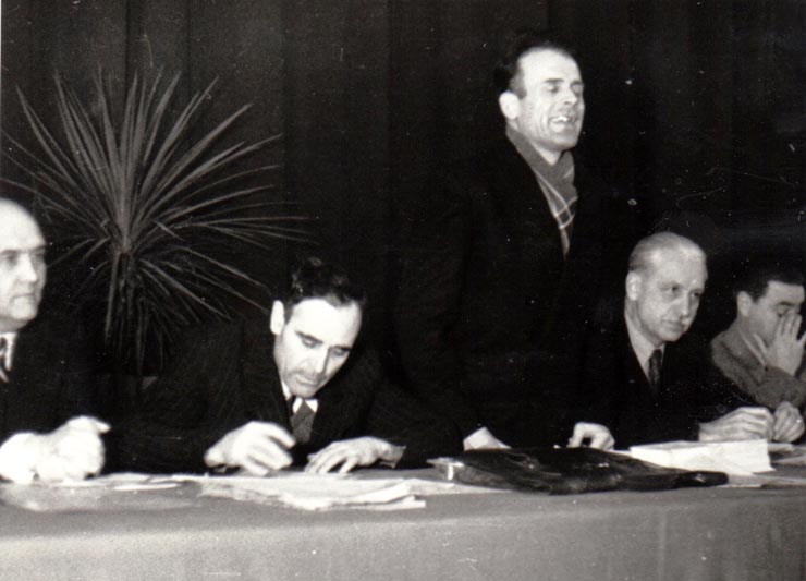 Gh.Gh. Dej, Chivu Stoica, I. Gh. Maurer şi alte persoane în prezidiu, la lucrările Congresului Uniunii Sindicale C.F.R. care a avut loc în Sala Mare a Clubului de pe stadionul Giuleşti (Bernacki, ing. Nicolau G.,C. Doncea).(20 ianuarie 1945)