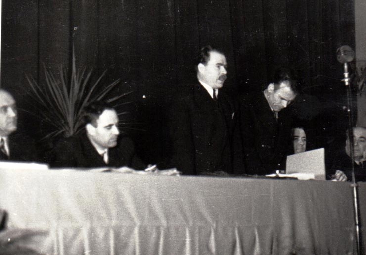 Gh.Gh. Dej, Chivu Stoica, I. Gh. Maurer şi alte persoane în prezidiu, la lucrările Congresului Uniunii Sindicale C.F.R. care a avut loc în Sala Mare a Clubului de pe stadionul Giuleşti (Bernacki, Ganeff).(20 ianuarie 1945)