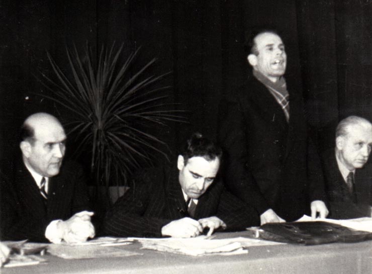 Gh.Gh. Dej, Chivu Stoica, ing. Nicolau şi alte persoane în prezidiu, la lucrările Congresului Uniunii Sindicale C.F.R. care a avut loc în Sala Mare a Clubului de pe stadionul Giuleşti (Bernacki director general CFR).(20 ianuarie 1945)