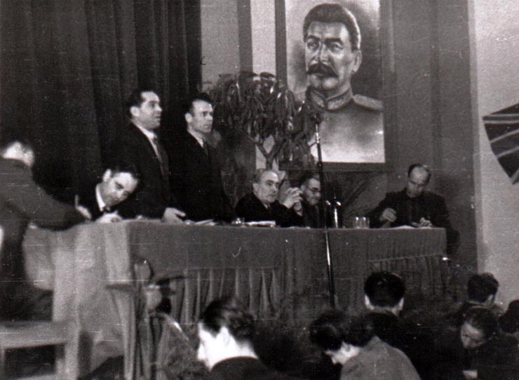 Gh.Gh. Dej, Chivu Stoica şi alte persoane în prezidiu, la lucrările Congresului Uniunii Sindicale C.F.R. care a avut loc în Sala Mare a Clubului de pe stadionul Giuleşti (Constantin Doncea, Brătfăleanu, Vasile Bîgu).(20 ianuarie 1945)