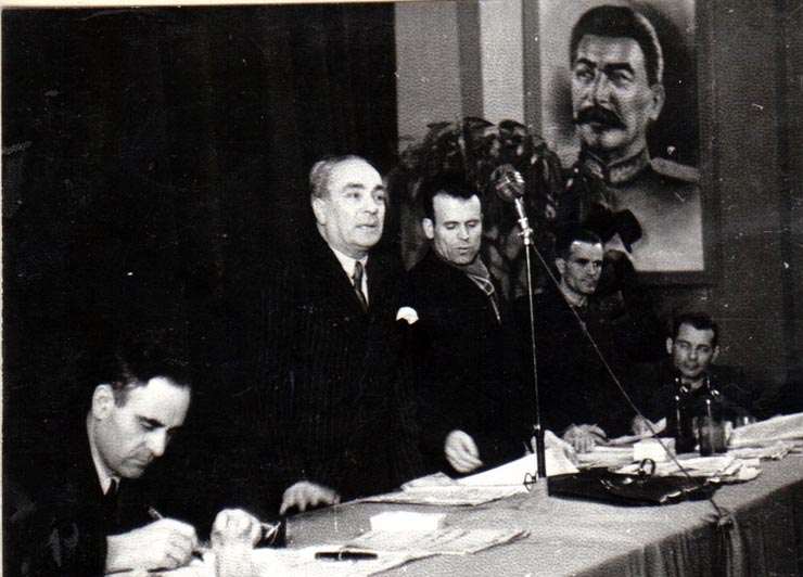 Prezidiul Congresului Uniunii Sindicale C.F.R. care a avut loc pe 20 ianuarie 1945 în sala clubului de pe stadionul Giuleşti - Din prezidiu fac parte Gh. Gh. Dej, Chivu Stoica, ş.a. (Brătfăleanu).(20 – 30  ianuarie 1945)