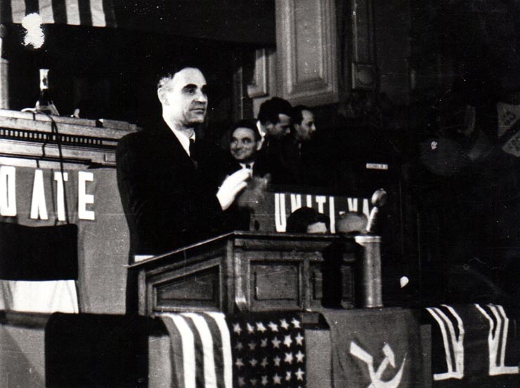 Gh.Gheorghiu Dej, rostindu-şi cuvântarea la Primul Congres General al Sindicatelor Unite care a avut loc la Bucureşti între 20-30 ianuarie 1945 (Clădirea Marii Adunări Naţionale) (V. Luca).(20 – 30  ianuarie 1945)