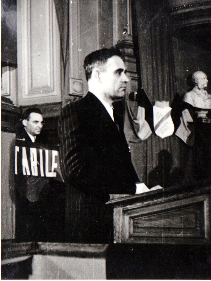 Gh.Gheorghiu Dej, rostindu-şi cuvântarea la Primul Congres General al Sindicatelor Unite, care a avut loc la Bucureşti între 20-30 ianuarie 1945 (Clădirea Marii Adunări Naţionale) (V. Luca).(20 – 30  ianuarie 1945)