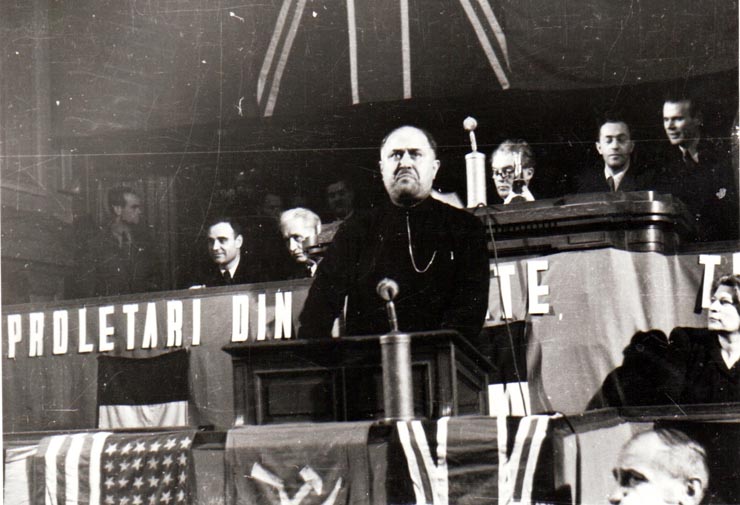 Gh.Gheorghiu Dej, Chivu Stoica şi alte persoane, în prezidiu la lucrările Primului Congres General al Sindicatelor Unite, care a avut loc în Palatul Marii Adunări Naţionale (vorbeşte preotul Burducea) (Ana Pauker, ing. G. Nicolau, Brătfăleanu, Alexandru Sencovici).(20 – 30  ianuarie 1945)