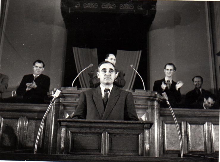 Gh.Gheorghiu Dej rostindu-şi cuvântarea la Primul Congres General al Sindicatelor Unite, care a avut loc la Bucureşti între 20-30 ianuarie 1945 (Clădirea Marii Adunări Naţionale) (Moraru Stelian, Aqui Constantin). (20 – 30  ianuarie 1945)