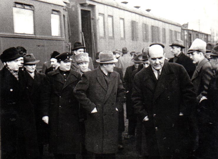 Delegaţia română în frunte cu Gh. Gheorghiu Dej care se înapoia de la Moscova a fost întâmpinată de către o delegaţie a C.C. al P.C.R. formată din E. Bodnăraş şi Iosif Rangheţ în gara Ploieşti (ing. Bernache, acad. Constantinescu Iaşi, Vasiliev Vladinui).( ianuarie 1945)