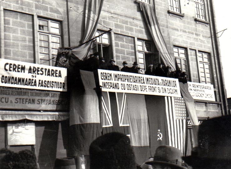 Gh. Gheorghiu Dej, Profesor Bărbulescu, Constantin Doncea ş.a. în tribuna adunării populare din Piaţa Naţiunii, când mulţimea a manifestat pentru un guvern F.N.D., pedepsirea criminalilor de război şi a tuturor fasciştilor etc.(13 februarie 1945)
