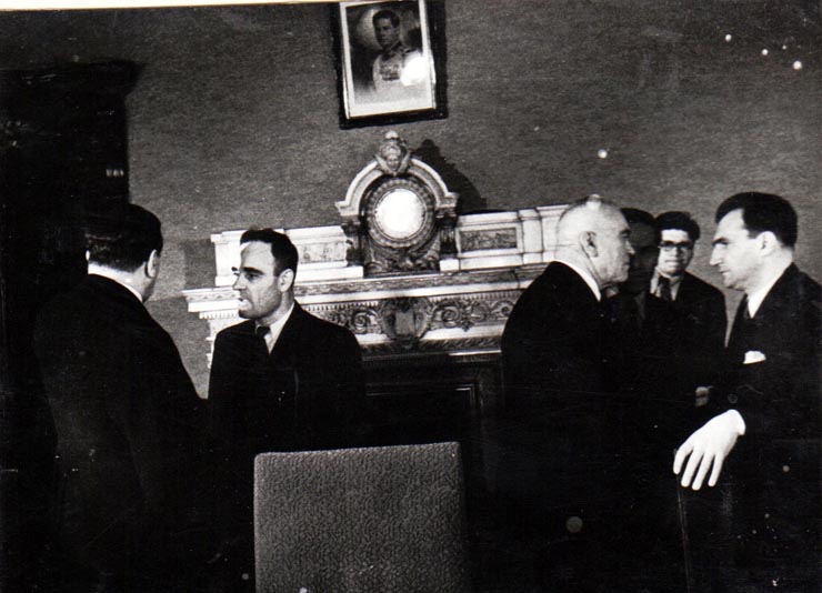 Primul Consiliu de Miniştrii al noului cabinet. În fotografie Gh. Gheorghiu Dej, Petru Groza, ş.a., sala marii Adunări Naţionale (Gh. Tătărescu, Petre Constantinescu Iaşi, Lucreţiu Pătrăşcanu).(6 martie 1945)