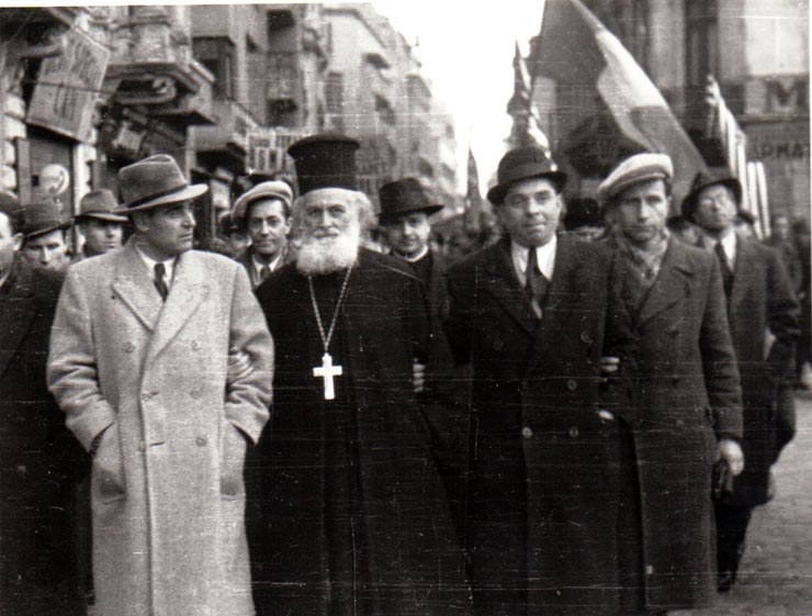 Gheorghe Gheorghiu Dej în fruntea unei coloane de muncitori îndreptându-se spre Piaţa Naţiunii la manifestaţia F.D.P. din 6 martie 1945 (preot Popescu Moşoaia, C. Doncea, Neagu Andra).(6 martie 1945)