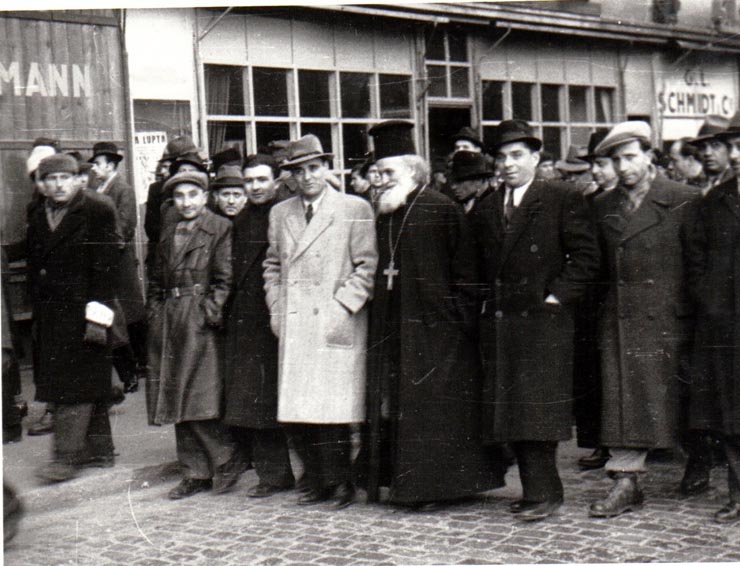 Gheorghe Gheorghiu Dej în fruntea unei coloane de muncitori îndreptându-se spre Piaţa Naţiunii la manifestaţia F.D.P.din 6 martie 1945 (preot Popescu Moşoaia, Constantin Doncea, Neagu Andrei, Pătraşcu Andra, Penteleu Gheorghe, Popescu Diaconu).(6 martie 1945)