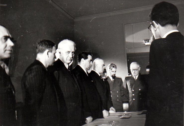 Gheorghe Gheorghiu Dej, P. Groza, Gh. Tătărescu ş.a. în vizită la Legaţia Sovietică cu prilejul reunirii Nordului Transilvaniei cu România democratică (general Vasiliu Răscanu, prof.G.Nicolau, Pavlov Bogdenco, A.I.Vişinschi).(11 martie 1945)