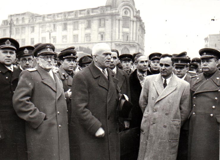 Întoarcerea în Capitală a membrilor guvernului care au participat la festivităţile organizate cu prilejul reunirii Nordului Transilvaniei cu România democratică (aspecte din Piaţa Gării de Nord) (A.I.Vişinschi, Petru Groza, Gh. Gheorghiu Dej, general Susaikov, Gh. Tătărescu, P.Constantinescu Iaşi).(14 martie 1945)