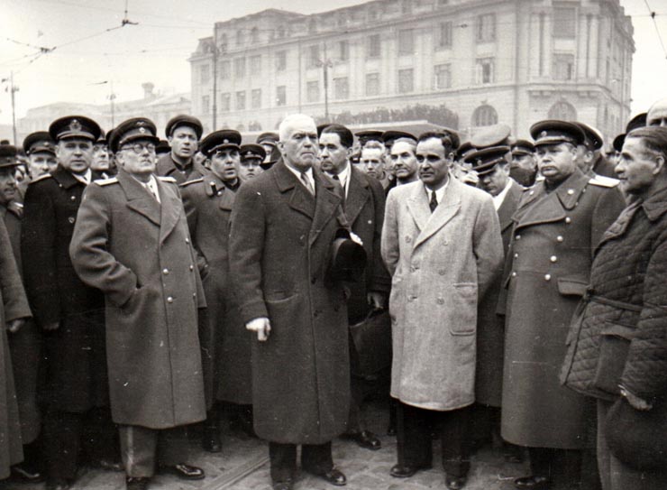 Întoarcerea în Capitală a membrilor guvernului, care au participat la festivităţile organizate la Cluj cu prilejul reunirii Nordului Transilvaniei cu România democratică (aspecte din Piaţa Gării de Nord) (A.I.Vişinschi, Petru Groza, Gh. Gheorghiu Dej, Bîgu Vasile, Susaikov, Tătărescu, P.Constantinescu Iaşi).(14 martie 1945)