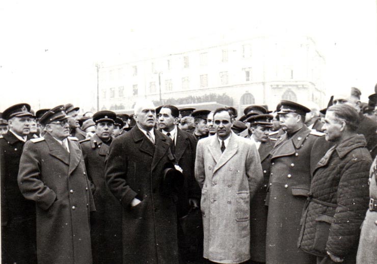 ntoarcerea în Capitală a membrilor guvernului care au participat la festivităţile organizate la Cluj cu prilejul reunirii Nordului Transilvaniei cu România democratică (aspecte din Piaţa Gării de Nord) (A.I.Vişinschi, Gh. Gheorghiu Dej, Bîgu Vasile, g-ral Susaikov,Gh.Tătărescu, P.Constantinescu Iaşi).(14 martie 1945)