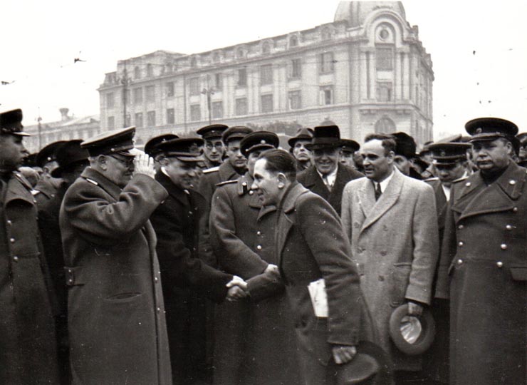 Întoarcerea în Capitală a membrilor guvernului care au participat la festivităţile organizate la Cluj cu prilejul reunirii Nordului Transilvaniei cu România democratică (aspect din Piaţa Gării de Nord) (A.I.Vişinschi, general colonel Susaikov, Petru Groza, Gh. Gheorghiu Dej).(14 martie 1945)