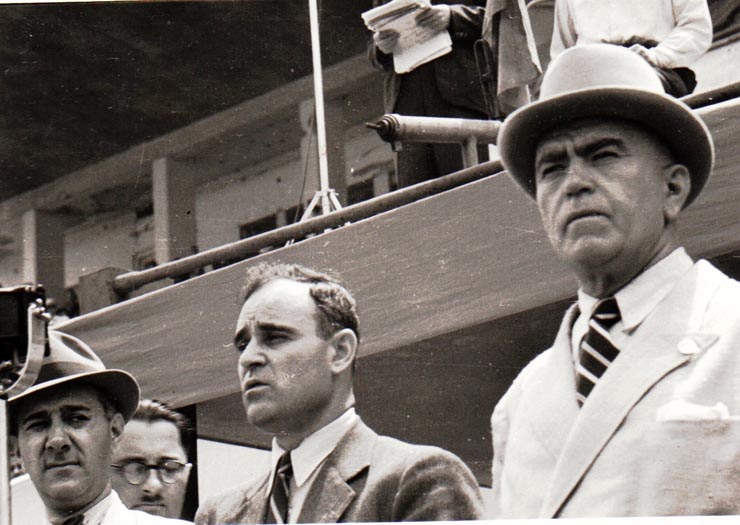 Gh.Gheorghiu Dej, rostindu-şi cuvântarea la Congresul Frontului Plugarilor ţinut, pe Stadionul A.N.E.F. (Mihai Ralea,  Petru Groza).(24 iunie 1945)