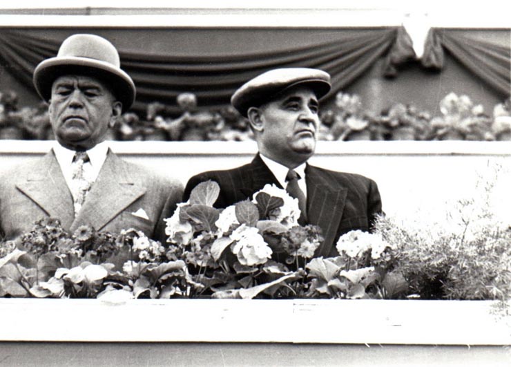Gheorghe Gheorghiu –Dej şi P. Groza în tribuna centrală din Piaţa Aviatorilor la marea demonstraţie a oamenilor muncii, în cinstea zilei de 1 Mai.   (01.05.1953).