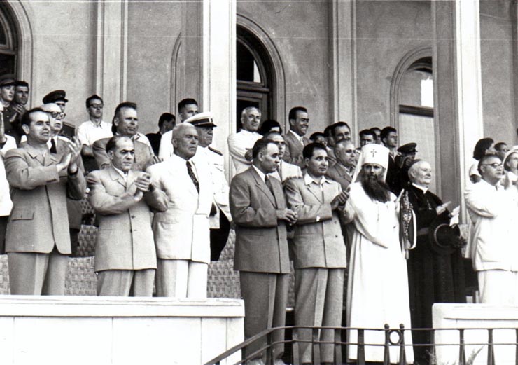 Gheorghe Gheorghiu –Dej, Al. Moghioroş, P. Groza, E. Bodnăraş, C.I. Parhon, Chivu Stoica, I. Chişinevschi, Al. Drăghici, Gh. Apostol, Leonte Răutu, Gh. Stoica, Dumitru Petrescu, Petre Borilă, Patriarh M. Justinian, M. Constantinescu, D. Colin, C. Pârvulescu în tribuna oficială de pe stadionul „23 August” din Capitală cu prilejul deschiderii Festivalului Mondial al Tineretului.(2.08.1953).
