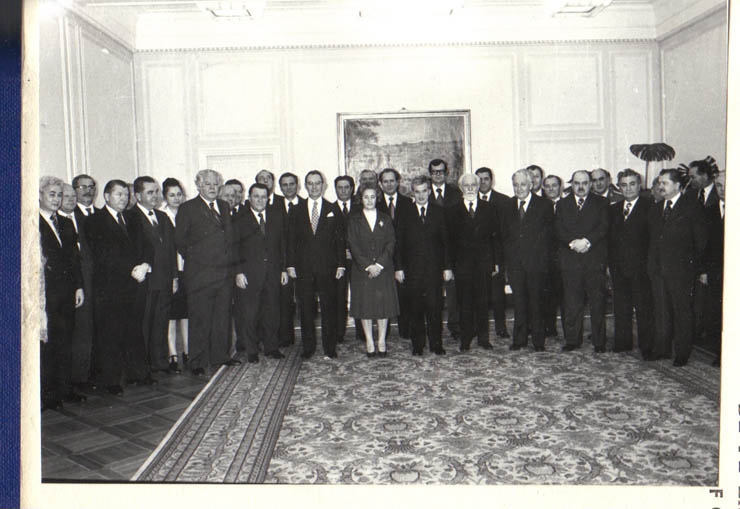 Aspect de la solemnitatea decorării Elenei Ceauşescu, membru al Comitetului Politic Executiv al C.C. al P.C.R., pentru activitate îndelungată în mişcarea muncitorească revoluţionară, cu prilejul aniversării zilei de naştere. (6.I.1979)