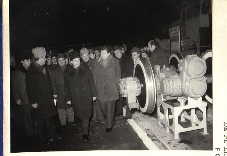 Nicolae Ceauşescu, secretar general al P.C.R., preşedintele R.S.R., e efectuat o vizită de lucru la întreprinderea bucureşteană „23 August”. A fost însoţit de Gh. Pană, primarul general al Capitalei. Dialog  de lucru într-unul dintre  sectoarele întreprinderii.   (13.II.1979).