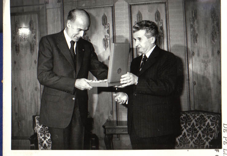 Preşedintele Nicolae Ceauşescu conferă preşedintelui Republicii Franceze, Valery Giscard d’ Estaing cu prilejul vizitei oficiale pe care o întreprinde în România, Ordinul „Steaua Republicii Socialiste România” cl. I. (8.III.).  (8-10.III.1979).