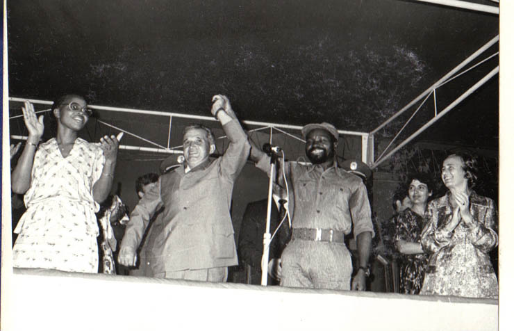 Aspect de la Adunarea populară din oraşul Maputo, ce a avut loc cu ocazia vizitei oficiale a lui Nicolae Ceauşescu împreună cu Elena Ceauşescu, în R.P. Mozambic, la invitaţia preşdintelui Frelimo, Samora Moises Machel şi a şoţiei sale, Graqa Machel. (18-21.IV.1979).