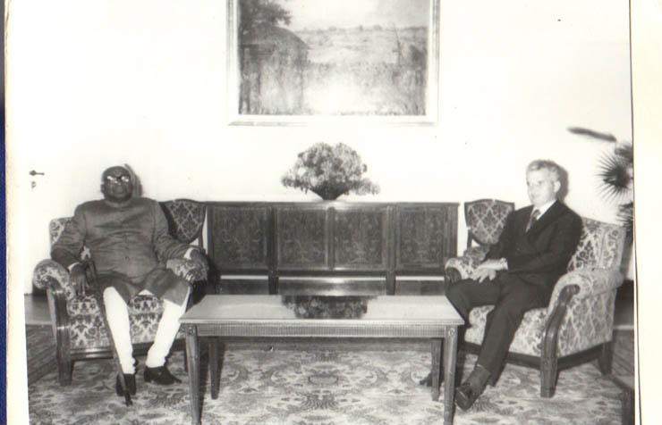 Preşedintele Nicolae Ceauşescu, comandantul suprem al forţelor armate ale R.S.R.,  a primit pe Jagjivan Ram, viceprim-ministru şi ministrul apărării al Indiei care, în fruntea unei delegaţii militare, face o vizită oficială în ţara noastră. La primire a luat parte generalul-colonel Ion Coman, ministrul apărării naţionale. (5.VI.1979).