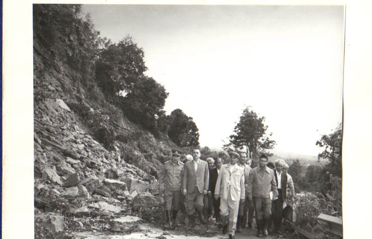 Preşedintele Nicolae Ceauşescu, alţi conducători de partid şi de stat, inspectează zone afectate de ploile abundente, în judeţul Dâmboviţa. (24.VI.1979).