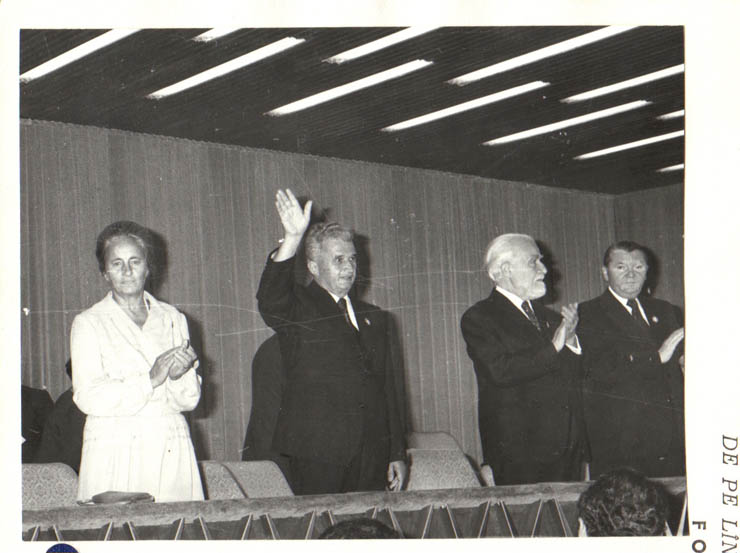 Aspect din timpul spectacolului de gală al laureaţilor Festivalului naţional „Cântarea României”, ce a avut loc în prezenţa conducătorilor de partid şi de stat. (19.VIII.1979).