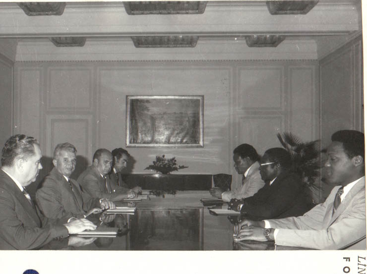 Nicolae Ceauşescu, secretar general al P.C.R, preşedintele R.S.R., a primit pe Robert Mugabe, preşedintele Uniunii Naţionale Africane Zimbabwe (Z.A.N.U.) şi copreşedintele al Frontului Patriotic Zimbabwe care face o vizită în ţara noastră la invitaţia C.C. al P.C.R. (22.VIII.1979).