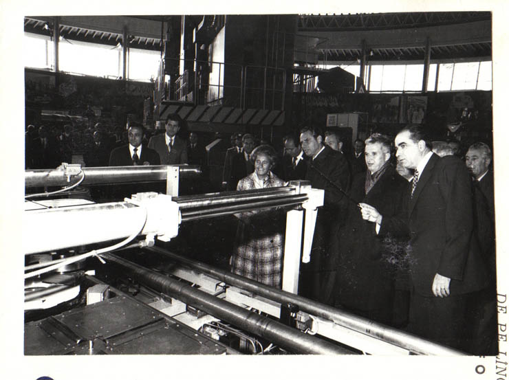 În prezenţa lui Nicolae Ceauşescu, secretar general al P.C.R., preşedintele R.S.R., au fost ianugurate Expoziţia realizărilot economiei naţionale – EREN ’79  şi Expoziţia tehnică internaţională – TEHNO-EXPO ‘79, organizate în Capitală,  la Complexul  expoziţional din Piaţa Scânteii. În imagine, constructorii de maşini prezintă produse de înaltă tehnicitate. (4.X.1979).