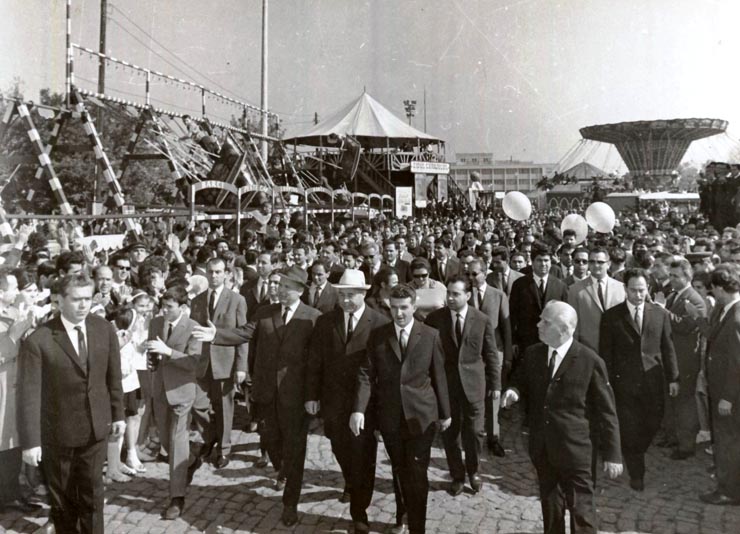 Membrii ai conducerii de partid şi de stat, cu prilejul sărbătoririi Zilei Recoltei (Halele Obor) . (2 X 1966)