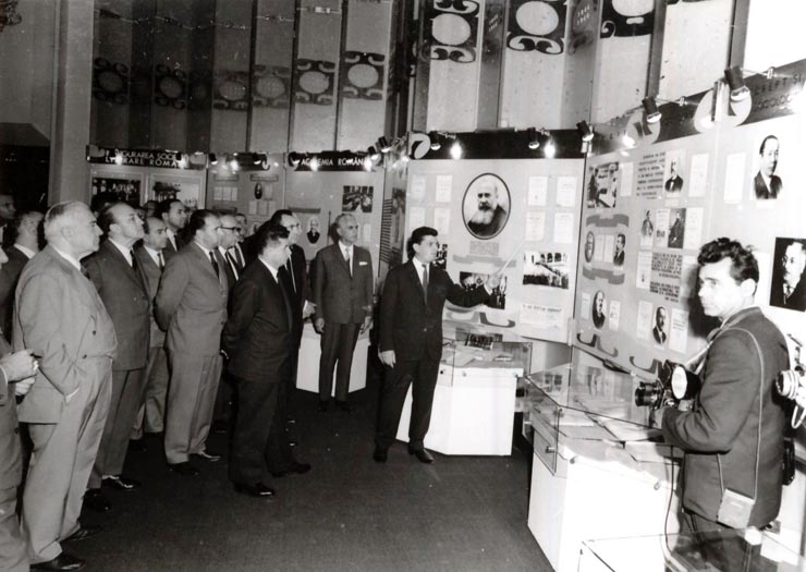 Vizitarea de către Nicolae Ceauşescu a expoziţiei „Dezvoltarea ştiinţei în România.” . (25 X 1966)