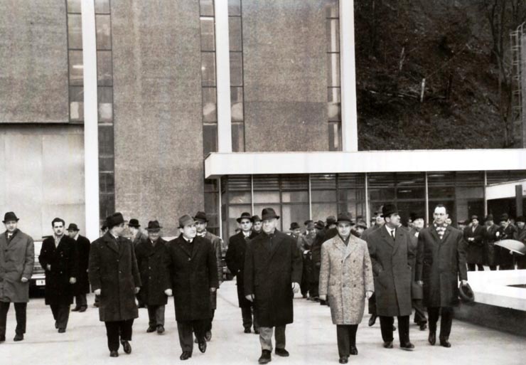 Membri ai conducerii de partid şi de stat la Hidrocentrala de pe Argeş cu prilejul intrării în funcţiune a acesteia . (9 XII 1966)