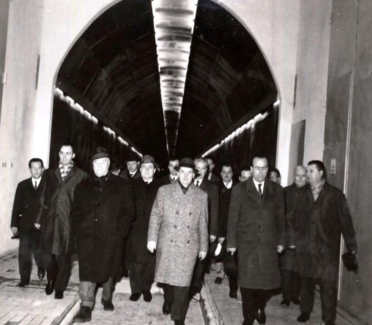 Membri ai conducerii de partid şi de stat la Hidrocentrala de pe Argeş cu prilejul intrării în funcţiune a acesteia . (9 XII 1966)