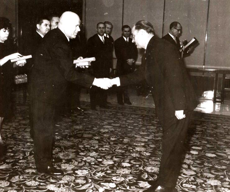 Aspect de la solemnitatea înmânării unor ordine ale Republicii Socialiste România (Consiliul de Stat) (30 XII 1966)