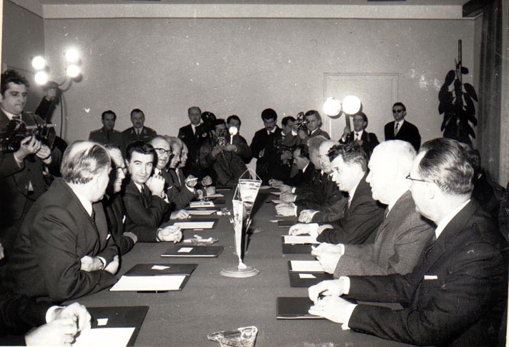 Aspect din timpul convorbirilor lui Nicolae Ceauşescu, secretar general al C.C al P.C.R., preşedintele Consiliului de Stat al R.S.R.,  şi Iosip Broz Tito, preşedintele Republicii Socialiste Federative Iugoslavia, preşedintele Uniunii Comuniştilor din Iugoslavia, care au avut loc la Timişoara. 1.II.1969.  (1 februarie 1969).