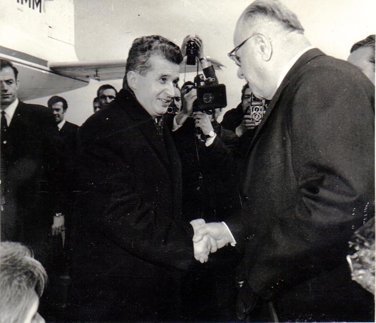 La încheierea vizitei în Turcia, preşedintele Consiliului de Stat Nicolae Ceauşescu, luându-şi rămas bun, pe aeroportul Esenboga, de la preşedintele Republicii Turcia, generalul Cevdet Sunay.1969. (29 martie 1969).