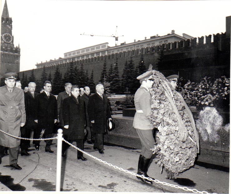 Nicolae Ceauşescu, conducătorul delegaţiei române la şedinţa Consiliului de Ajutor Economic Reciproc, a depus o coroană de flori la Mausoleul lui V.I.Lenin, cu prilejul împlinirii a 99 de ani de la naştere. (22 aprilie 1969).